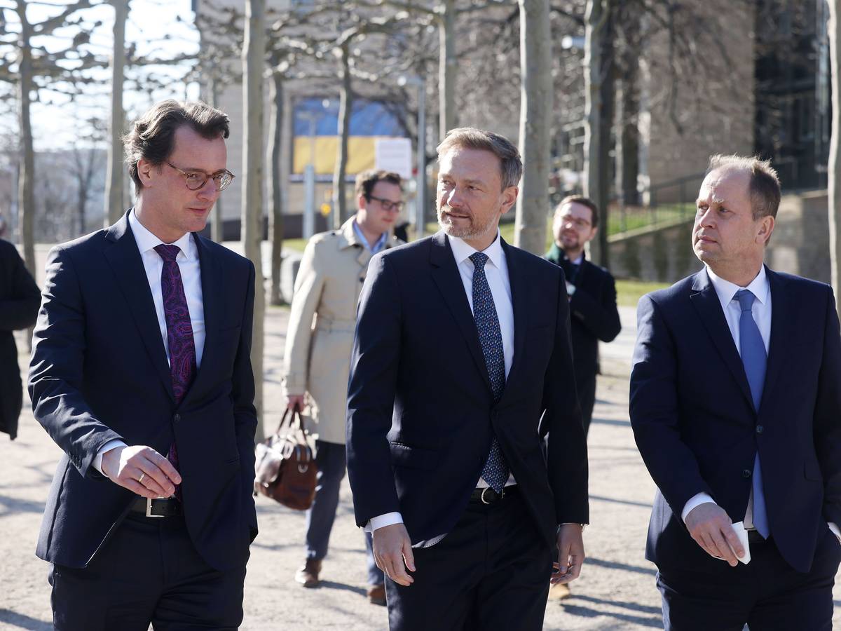 Antrittsbesuch bei der Landesregierung in Nordrhein-Westfalen am 8. März 2022: Christian Lindner, Bundesfinanzminister, zu Besuch bei Hendrik Wüst (CDU), NRW-Ministerpräsident.