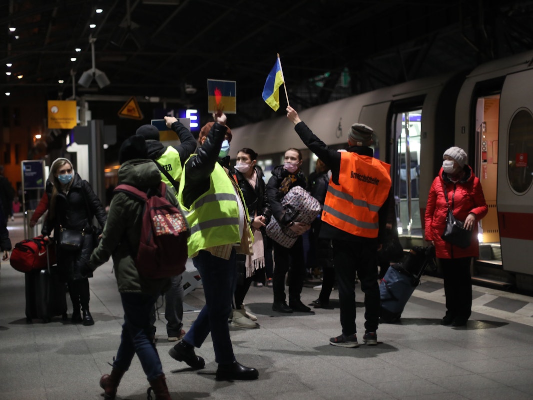 Ersthelfer empfangen am Kölner Hauptbahnhof Flüchtlinge aus der Ukraine.