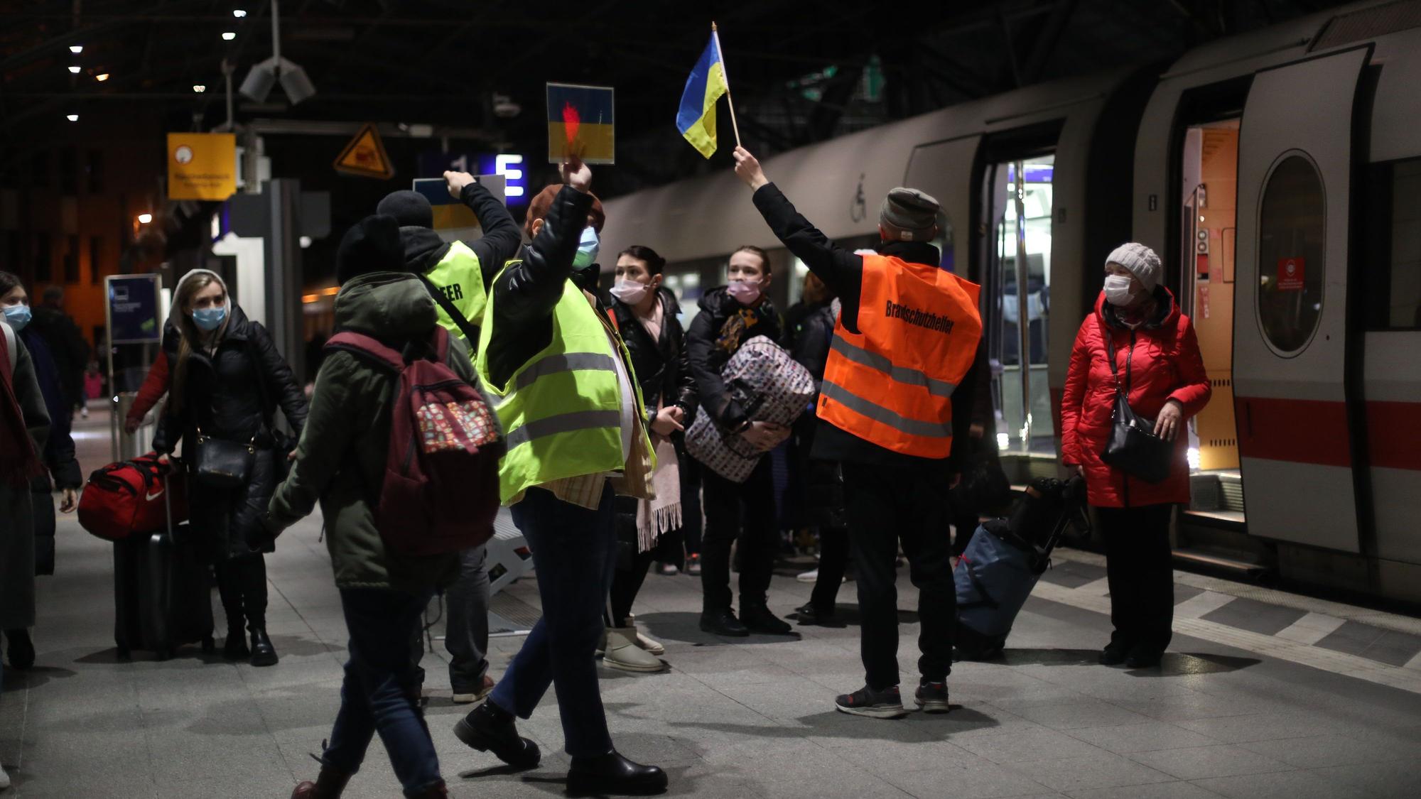 Ersthelfer empfangen am Kölner Hauptbahnhof Flüchtlinge aus der Ukraine.