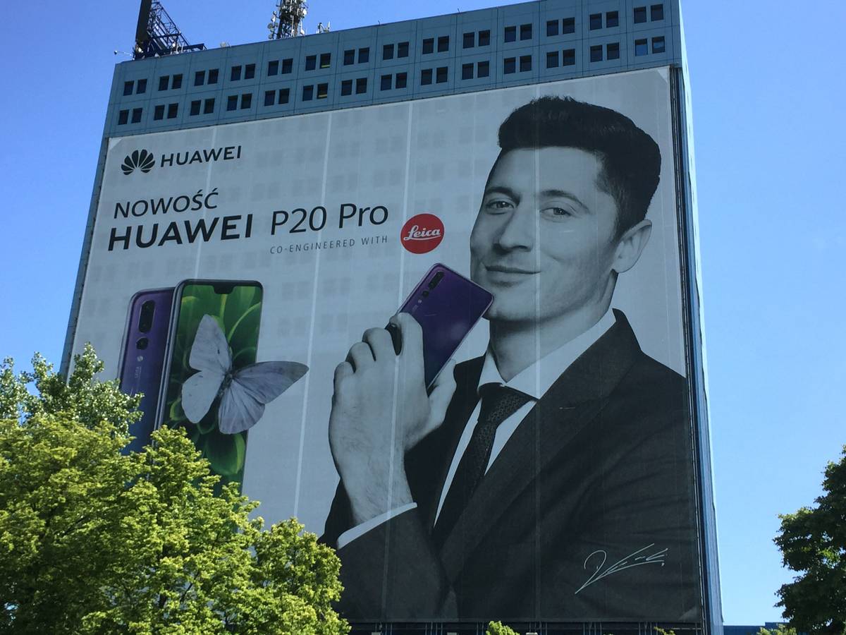 Werbeplakat von Huawei mit Robert Lewandowski.