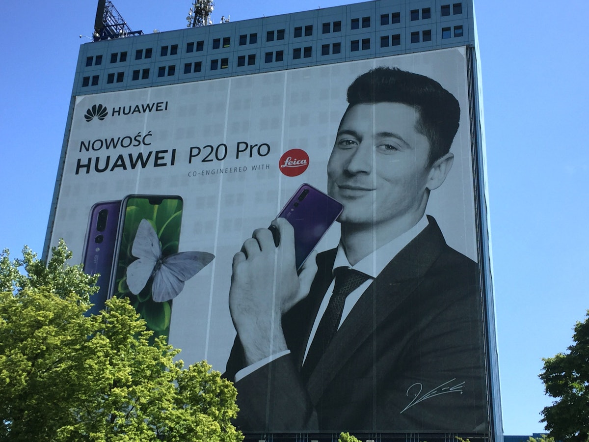 Werbeplakat von Huawei mit Robert Lewandowski.