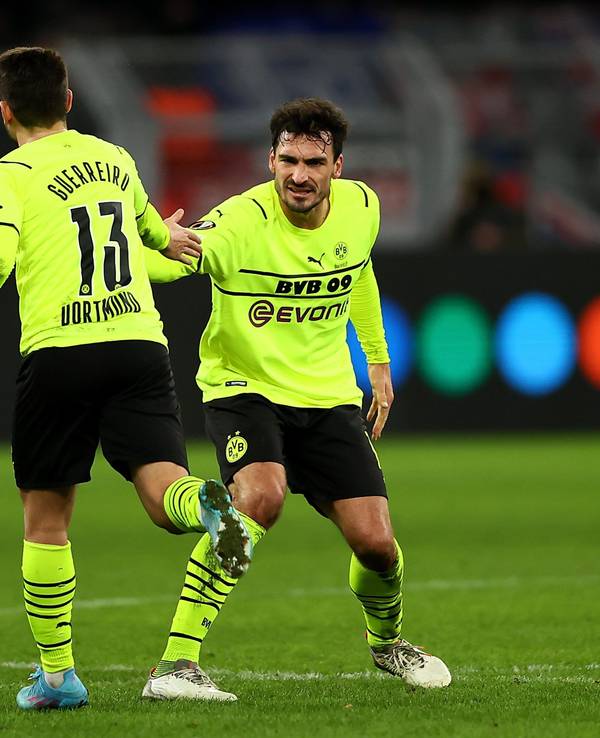 Shakehands von Raphael Guerreiro und Mats Hummels.