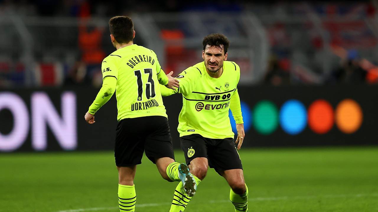 Shakehands von Raphael Guerreiro und Mats Hummels.