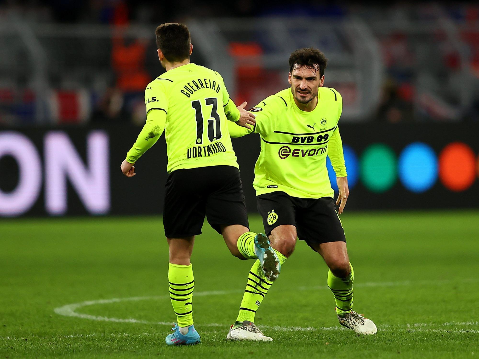 Shakehands von Raphael Guerreiro und Mats Hummels.