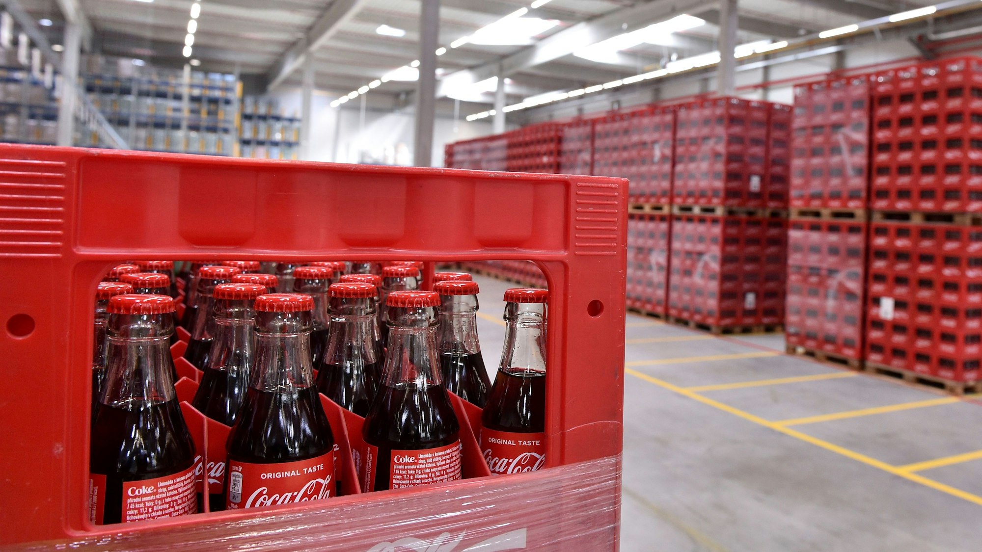 Krieg in der Ukraine 2022: Eine Konsequenz ist, dass Supermärkte Coca-Cola aus den Regalen schmeißen. Unser Archivbild wurde 2020 gemacht.