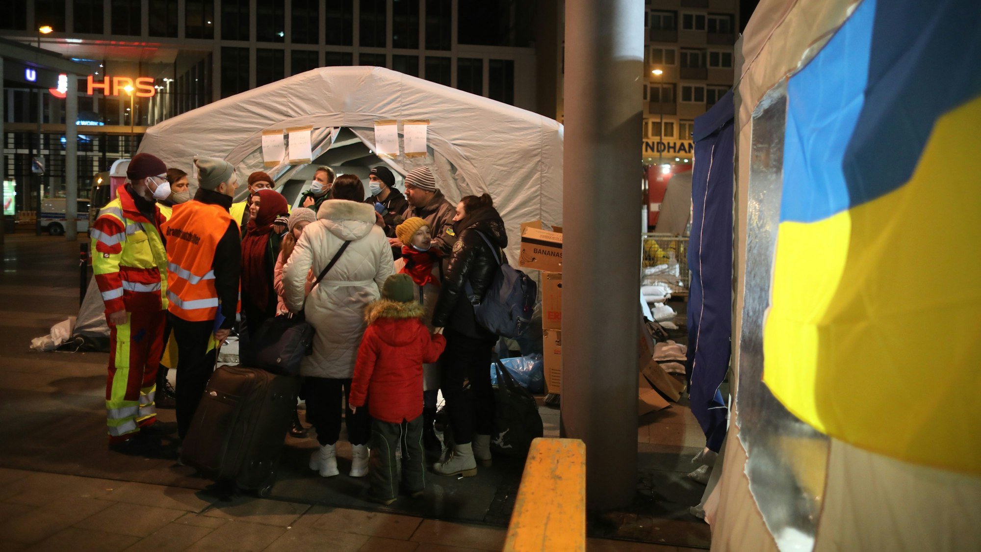 Geflüchtete aus der Ukraine bei der Ankunft in der Station am Breslauer Platz.