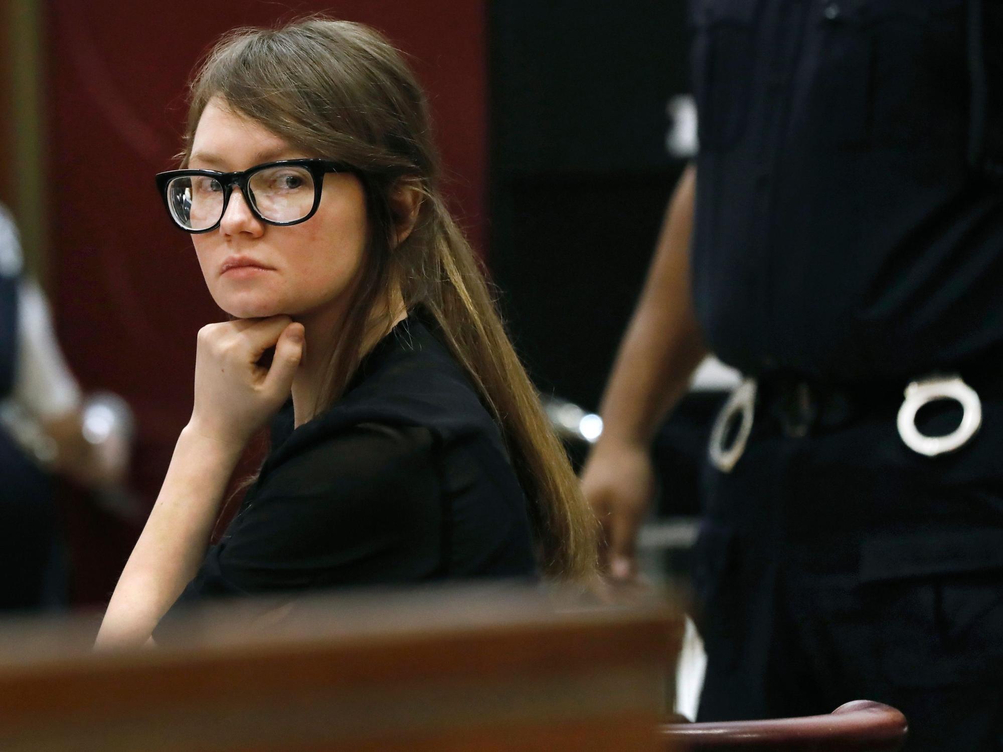 Anna Sorokin, verurteilte Hochstaplerin aus Deutschland, sitzt in einem Gerichtssaal. Jetzt wird sie nach Deutschland abgeschoben.
