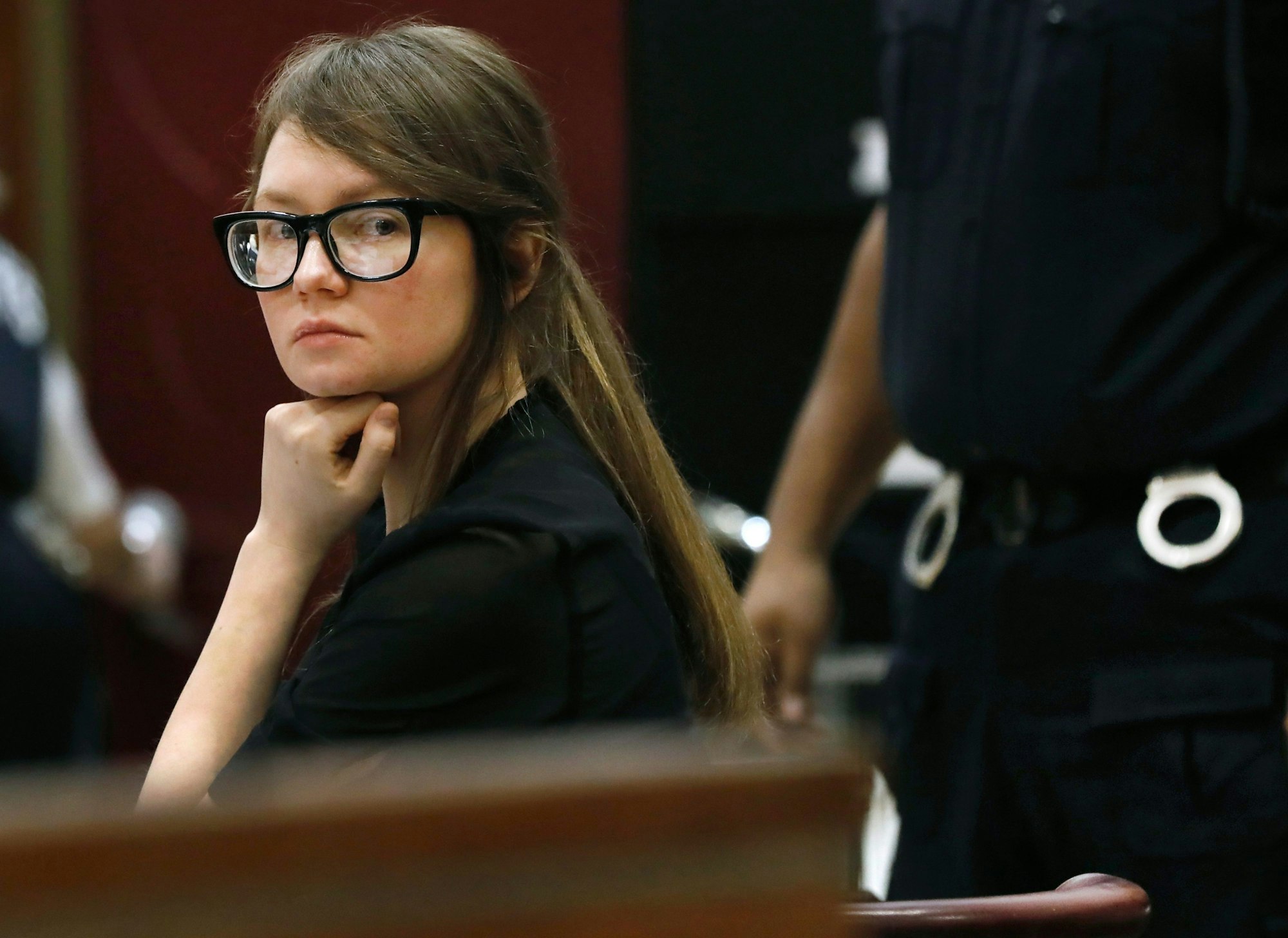 Anna Sorokin, verurteilte Hochstaplerin aus Deutschland, sitzt in einem Gerichtssaal. Jetzt ist ihre Geschichte verfilmt worden.