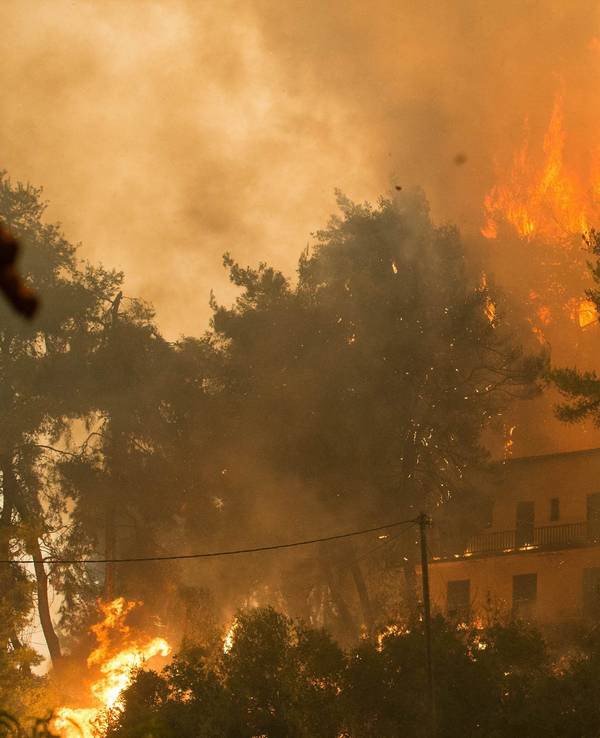 Dieses Foto zeigt einen Waldbrand am 8. August 2021 in Griechenland. Auch in NRW gab es in den vergangenen Jahren immer wieder verheerende Waldbrände.