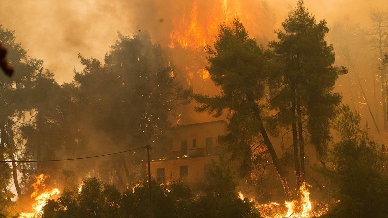 Dieses Foto zeigt einen Waldbrand am 8. August 2021 in Griechenland. Auch in NRW gab es in den vergangenen Jahren immer wieder verheerende Waldbrände.