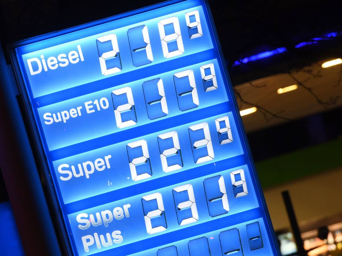 Die Preise für Diesel und Benzin sind an einer Tankstelle in München Schwabing angezeigt.