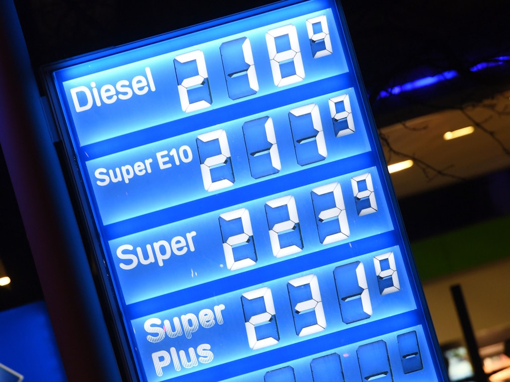 Die Preise für Diesel und Benzin sind an einer Tankstelle in München Schwabing angezeigt.