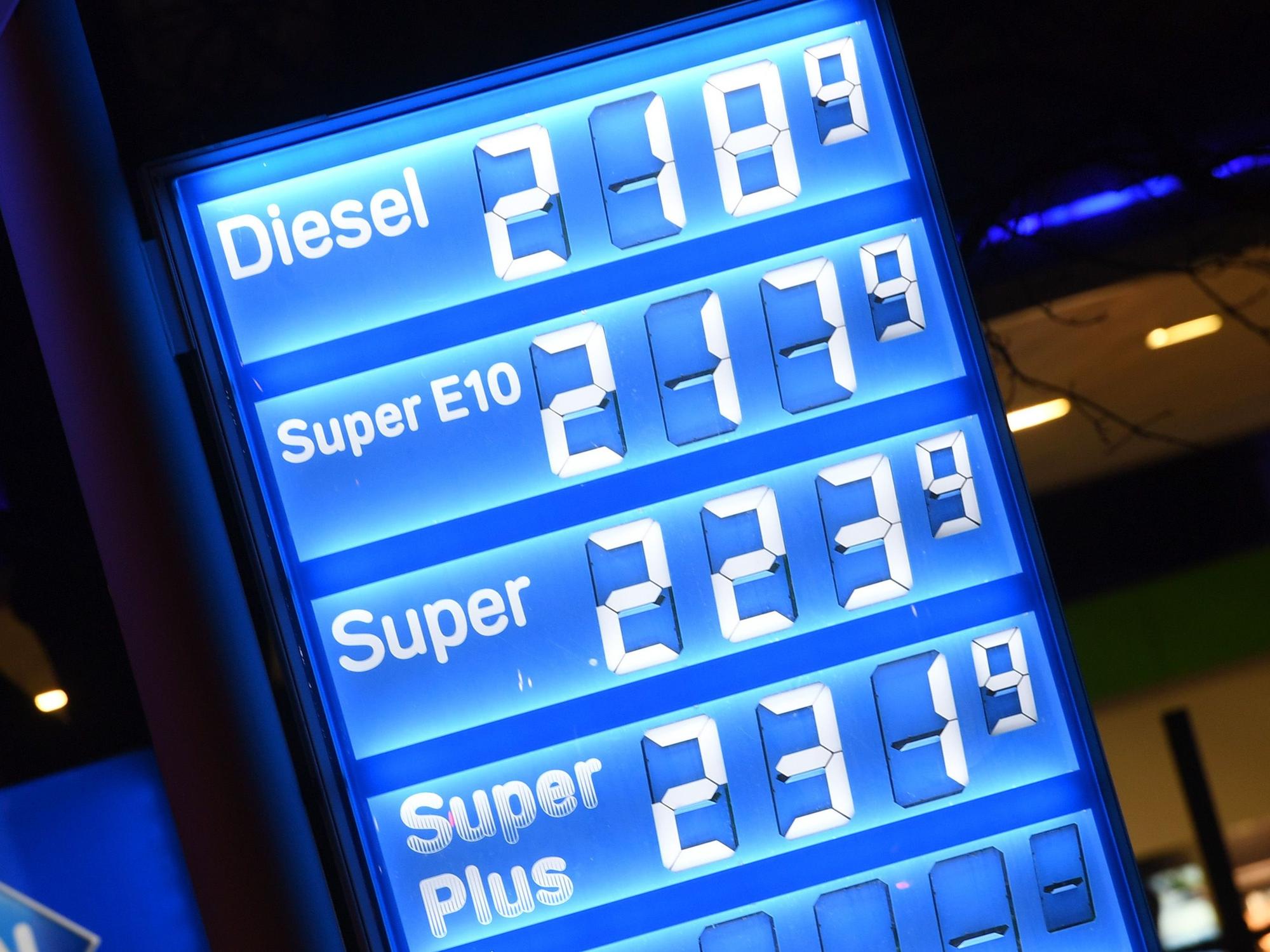 Die Preise für Diesel und Benzin sind an einer Tankstelle in München Schwabing angezeigt. Durch den Krieg in der Ukraine sind die Kraftstoffpreise deutlich angestiegen.