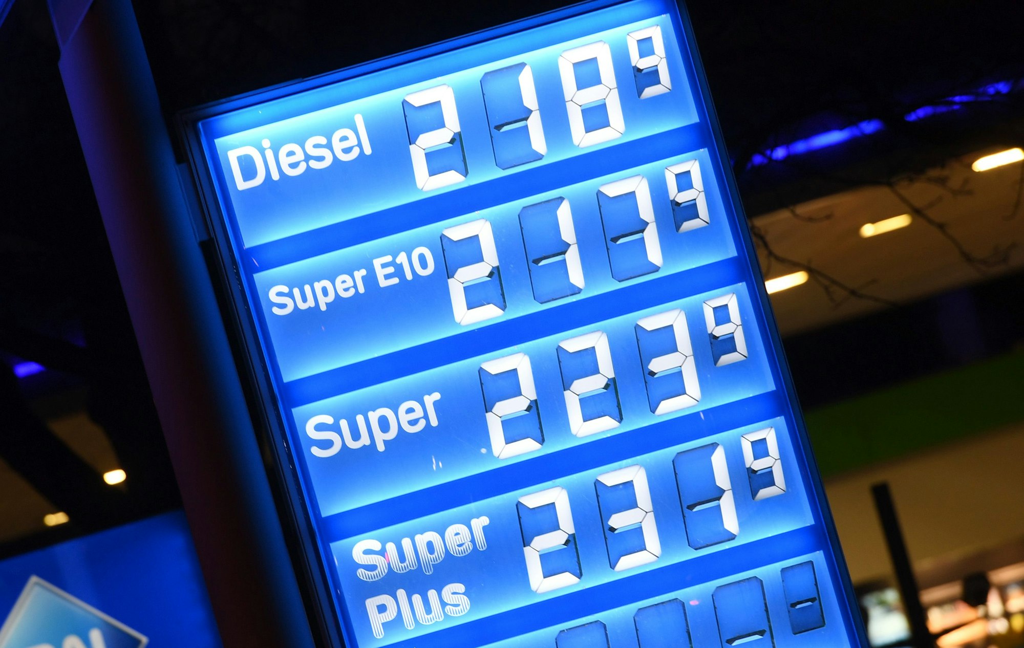 Die Preise für Diesel und Benzin sind an einer Tankstelle in München Schwabing angezeigt.