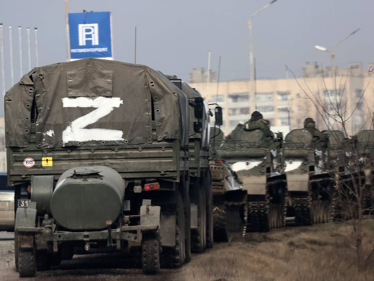 Dieses von der russischen Staatsagentur Tass verbreitete Bild zeigt eine Kolonne von Armee-Fahrzeugen, von denen eines ein großes weißes Z aufgemalt bekommen hat, die durch die Stadt im nördlichen Teil der von Russland annektierten ukrainischen Halbinsel Krim fahren.