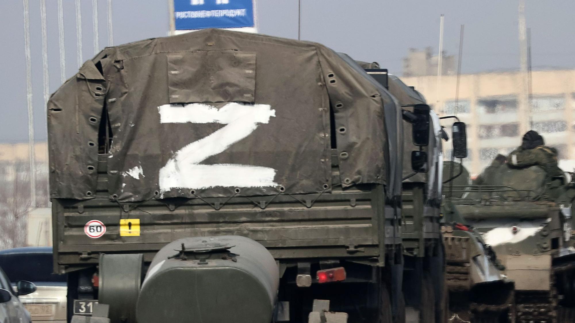 Dieses von der russischen Staatsagentur Tass verbreitete Bild zeigt eine Kolonne von Armee-Fahrzeugen, von denen eines ein großes weißes Z aufgemalt bekommen hat, die durch die Stadt im nördlichen Teil der von Russland annektierten ukrainischen Halbinsel Krim fahren.