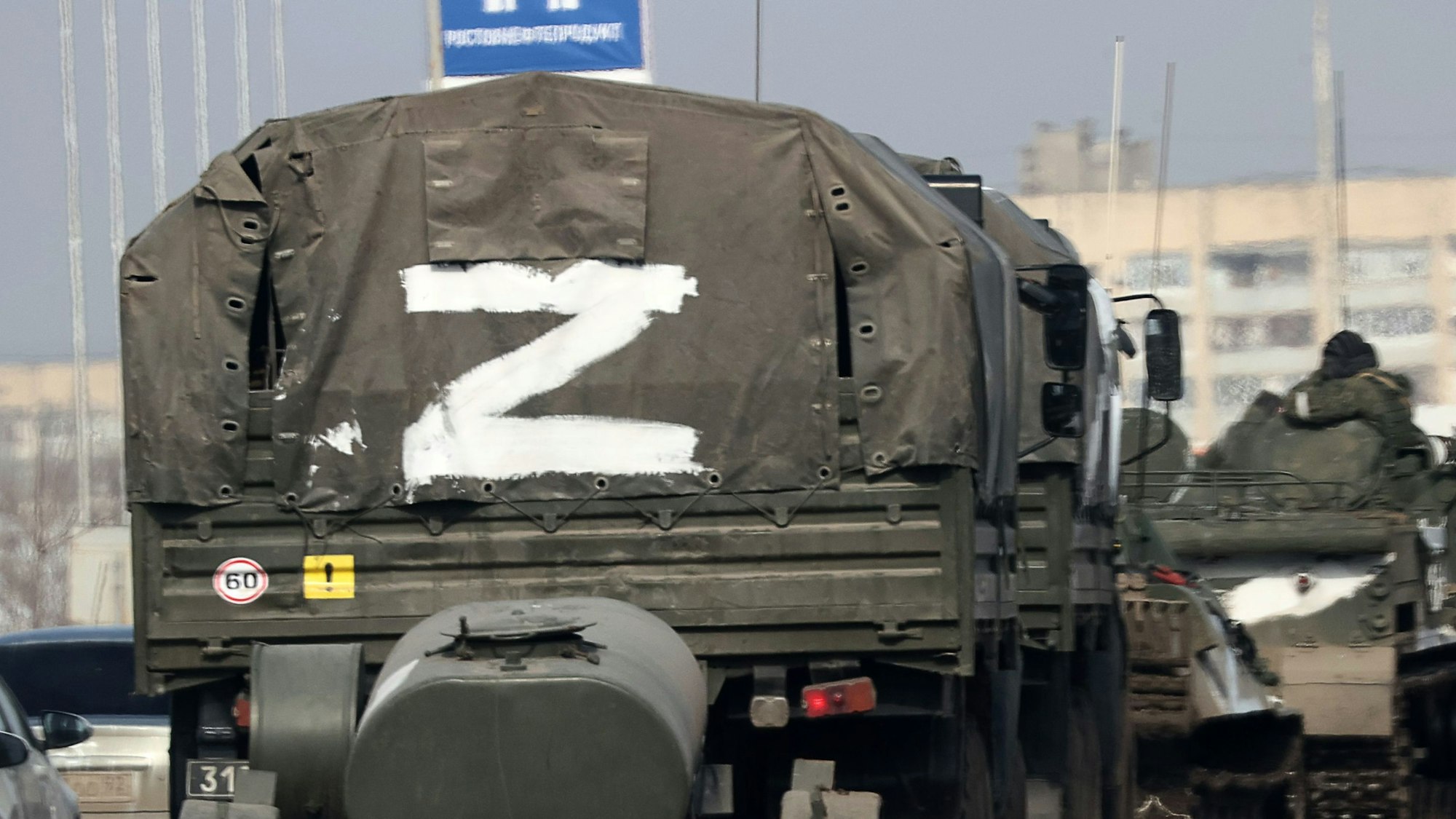 Dieses von der russischen Staatsagentur Tass verbreitete Bild zeigt eine Kolonne von Armee-Fahrzeugen, von denen eines ein großes weißes Z aufgemalt bekommen hat, die durch die Stadt im nördlichen Teil der von Russland annektierten ukrainischen Halbinsel Krim fahren.