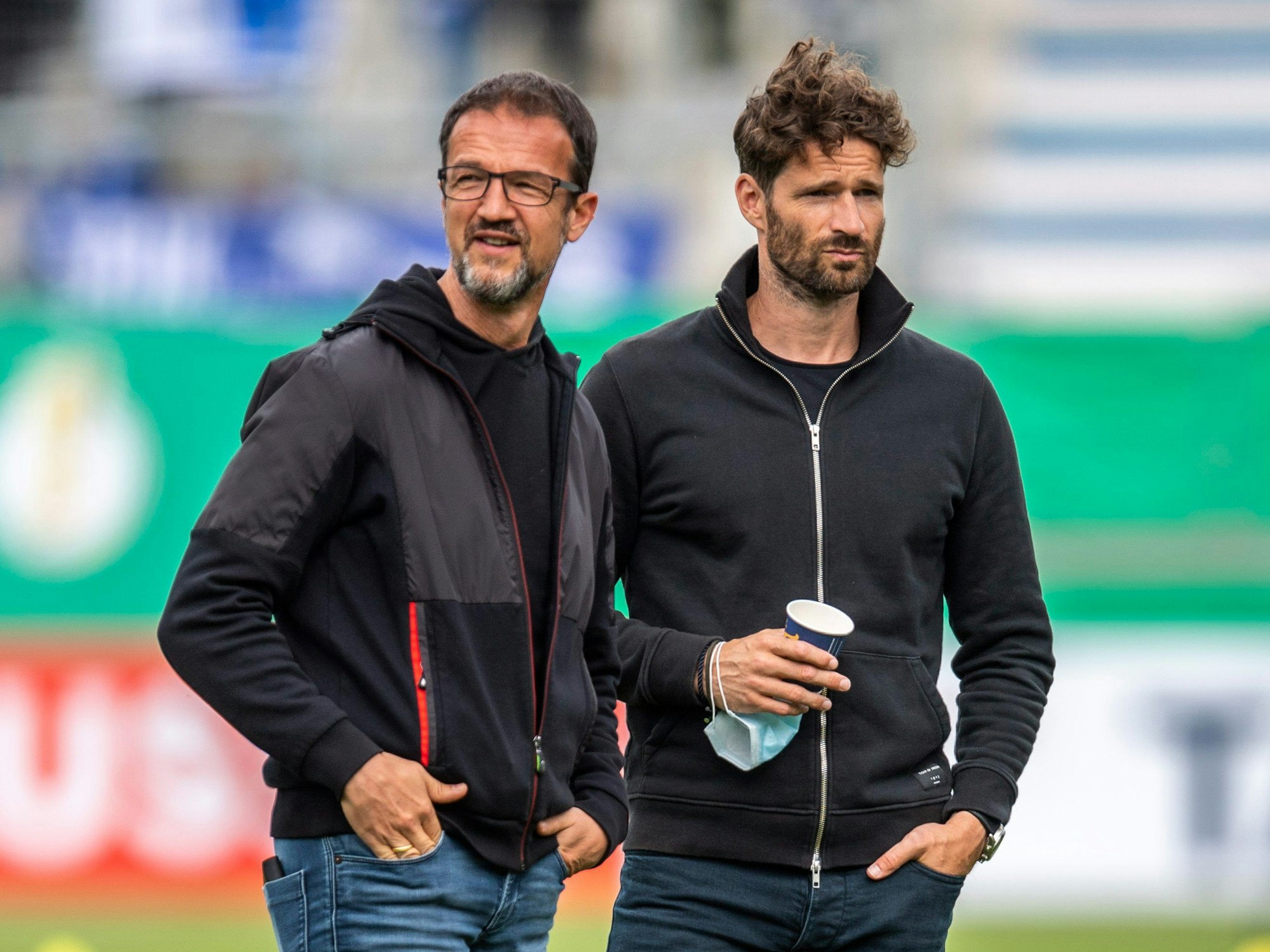 DFB-Pokal, 1. Runde SV Meppen - Hertha BSC Berlin, in der Hänsch-Arena. Berlins Geschäftsführer Fredi Bobic (l) und Sportdirektor Arne Friedrich stehen zusammen.