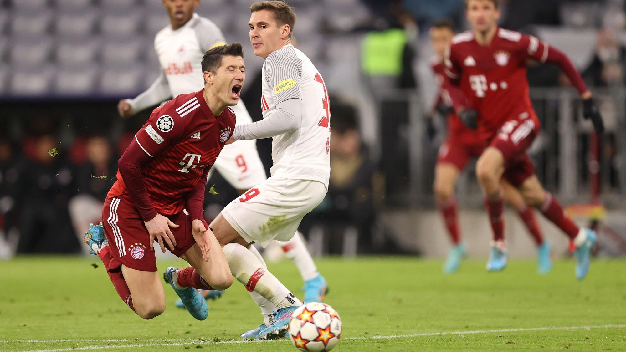 Maximilian Wöber bei seinem zweiten Elfmeter-Foul gegen Robert Lewandowski im CL-Duell zwischen Bayern München und dem FC Salzburg.