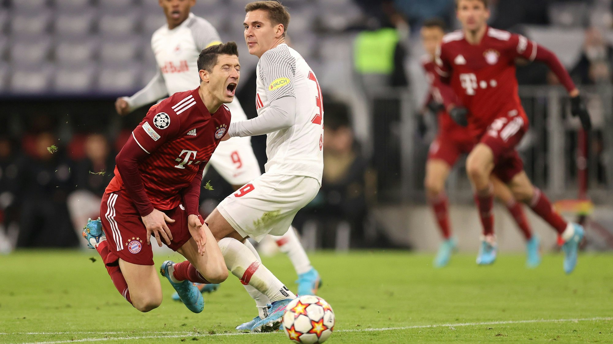 Maximilian Wöber bei seinem zweiten Elfmeter-Foul gegen Robert Lewandowski im CL-Duell zwischen Bayern München und dem FC Salzburg.