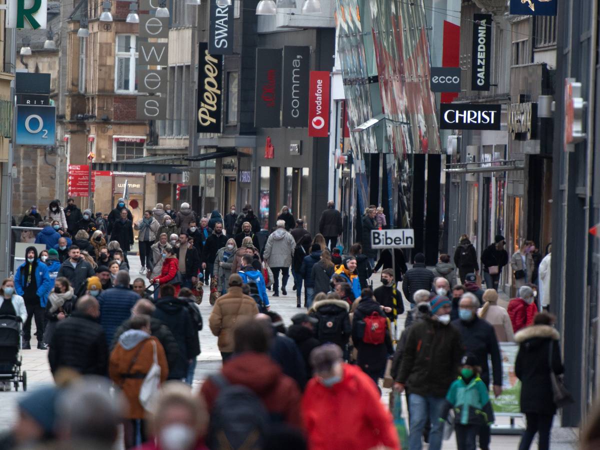 Passanten sind Mitte Februar in der Einkaufsstraße Westenhellweg in der Innenstadt von Dortmund unterwegs.
