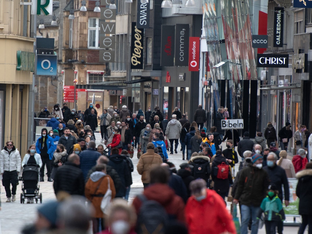 Passanten sind Mitte Februar in der Einkaufsstraße Westenhellweg in der Innenstadt von Dortmund unterwegs.