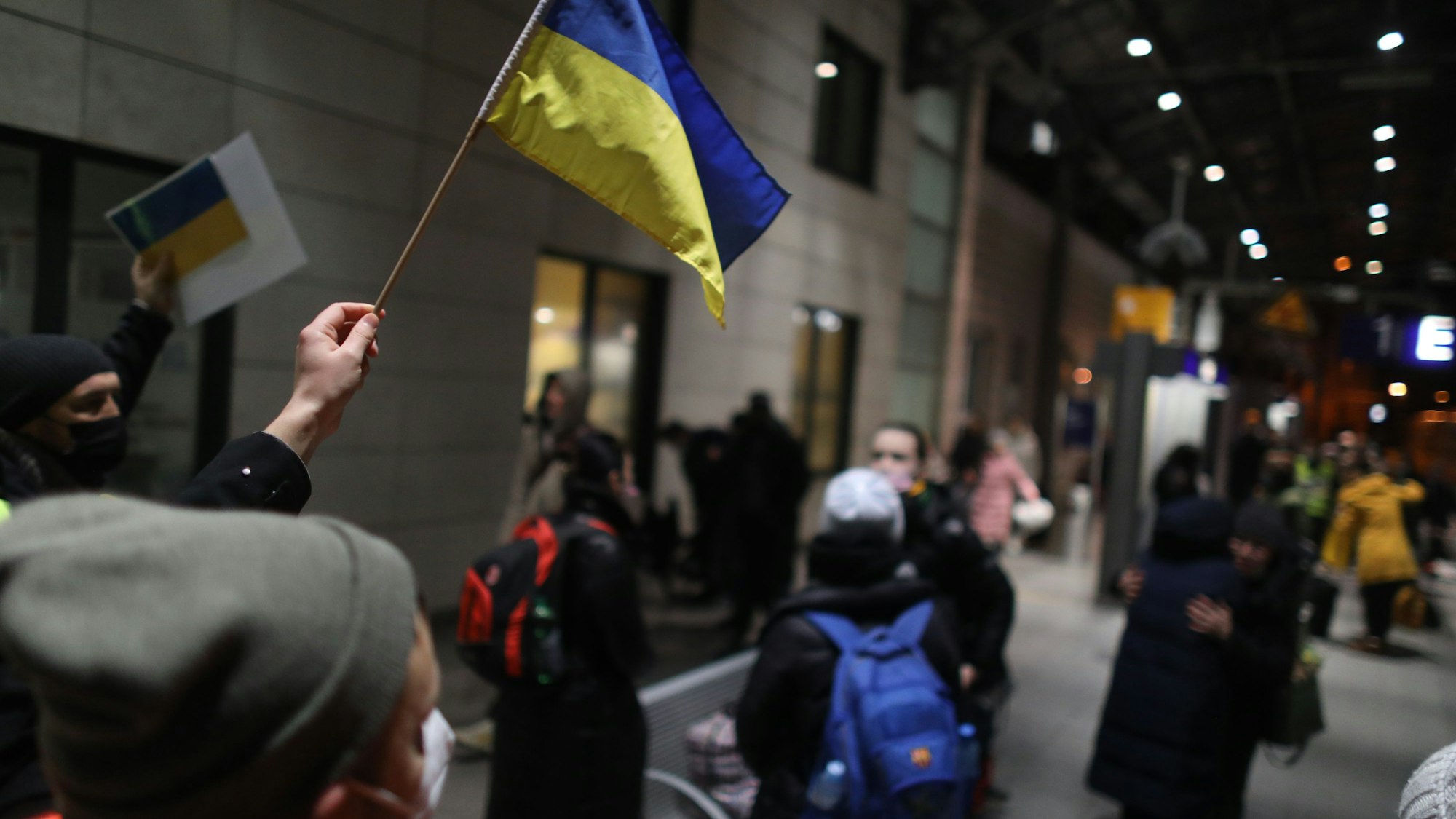 Ukraine-Flagge als Orientierungszeichen für Geflüchtete am Kölner Hauptbahnhof.