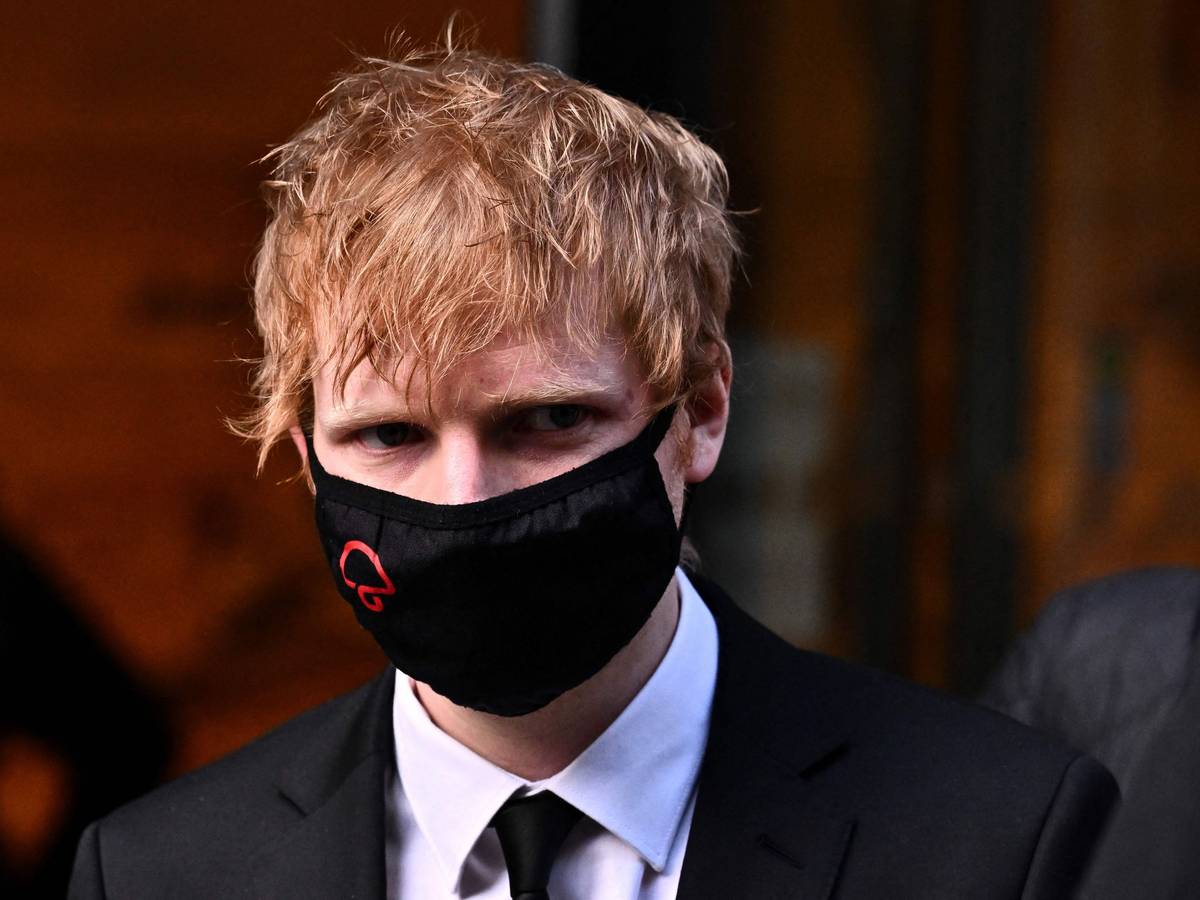 Ed Sheeran verlässt am 8. März 2022 das Gericht in London. Dort gab es zuvor versehentlich die Welt-Premiere seines neuen Songs.