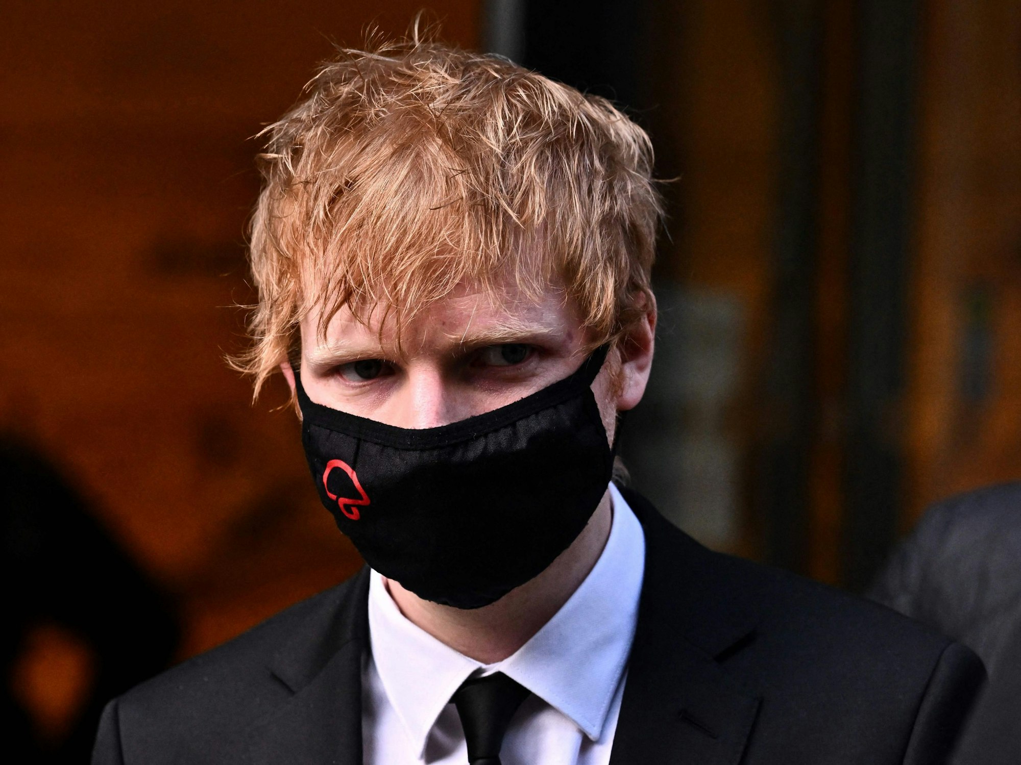 Ed Sheeran verlässt am 8. März 2022 das Gericht in London. Dort gab es zuvor versehentlich die Welt-Premiere seines neuen Songs.