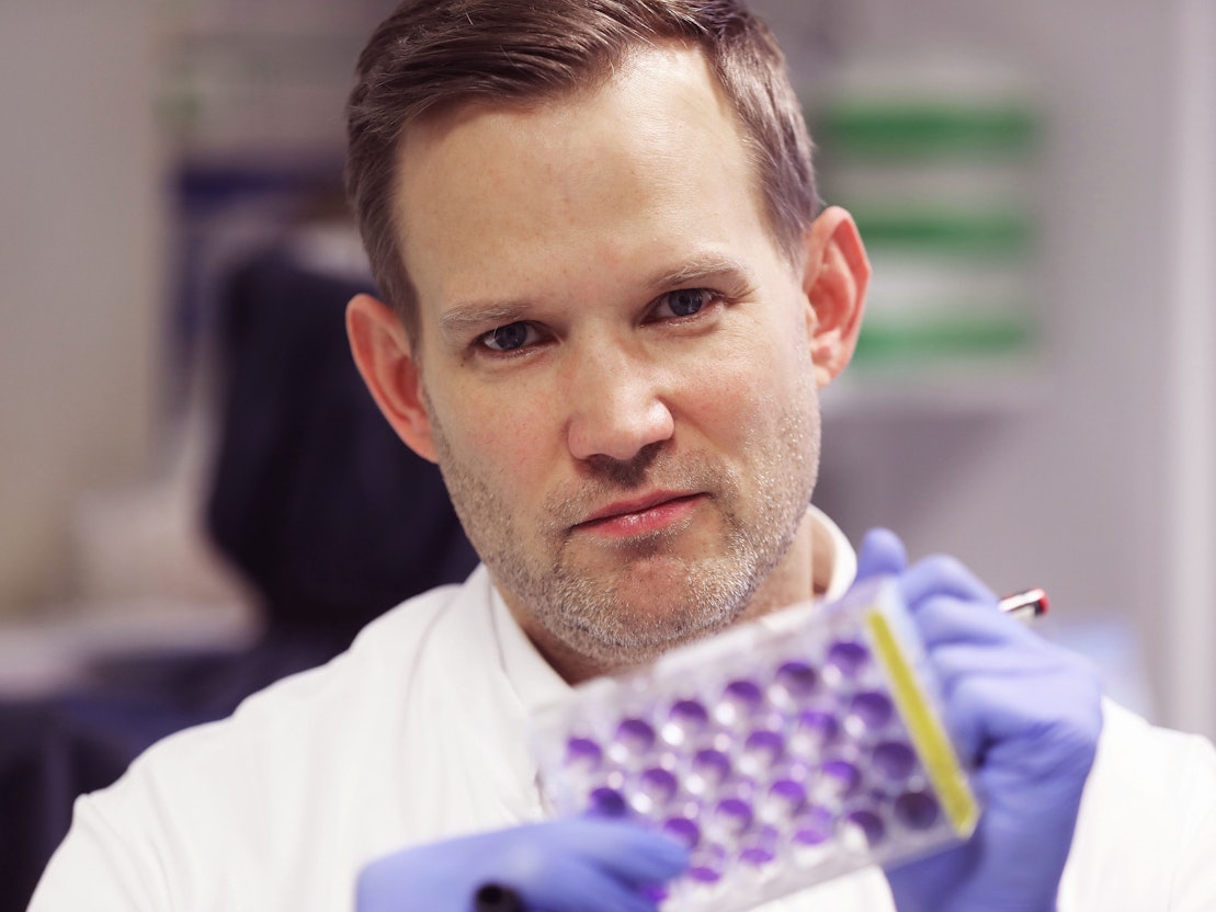 Corona und Karneval 2022: Der Bonner Virologe Hendrik Streeck (hier 2021) warnt vor vorschnellen Rückschlüssen.