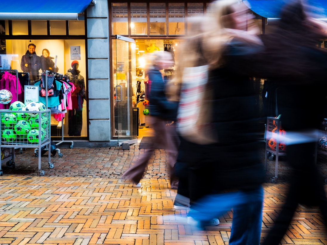 In Iserlohn kam es zu einer heftigen Auseinandersetzung. Unser Symbolfoto vom 1. Februar 2022 zeigt Menschen in einer Fußgängerzone.