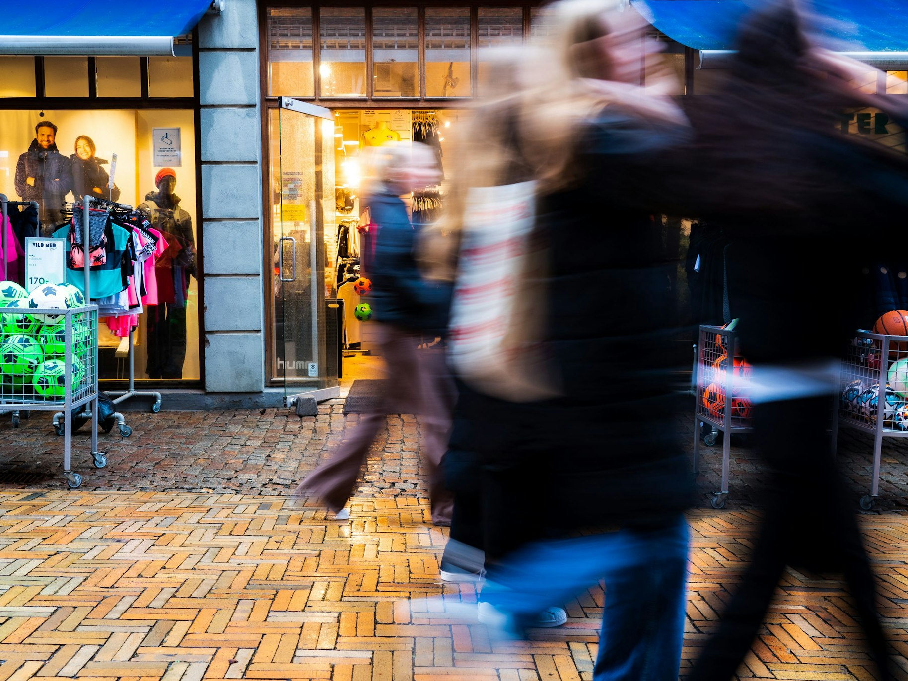 In Iserlohn kam es zu einer heftigen Auseinandersetzung. Unser Symbolfoto vom 1. Februar 2022 zeigt Menschen in einer Fußgängerzone.