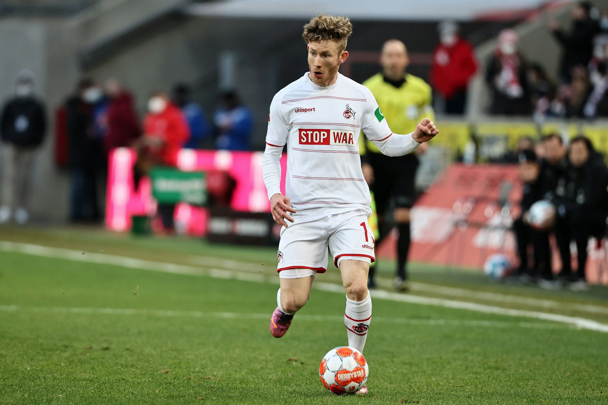 Florian Kainz führt im Spiel gegen die TSG Hoffenheim den Ball