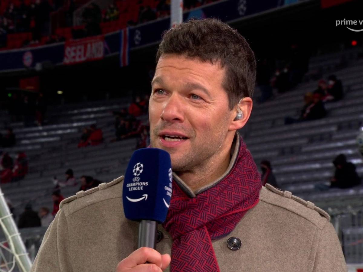 Michael Ballack spricht als TV-Experte in der Champions League am Mikrofon von Amazon Prime Video.