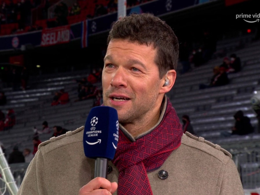 Michael Ballack spricht als TV-Experte in der Champions League am Mikrofon von Amazon Prime Video.