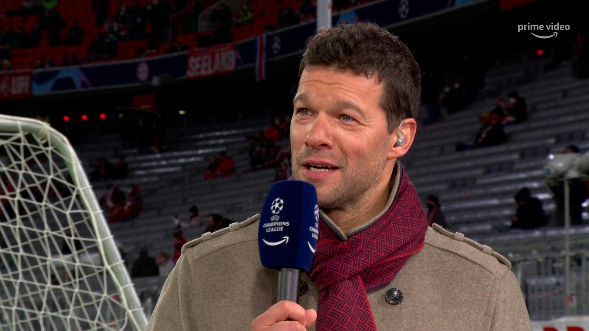 Michael Ballack spricht als TV-Experte in der Champions League am Mikrofon von Amazon Prime Video.