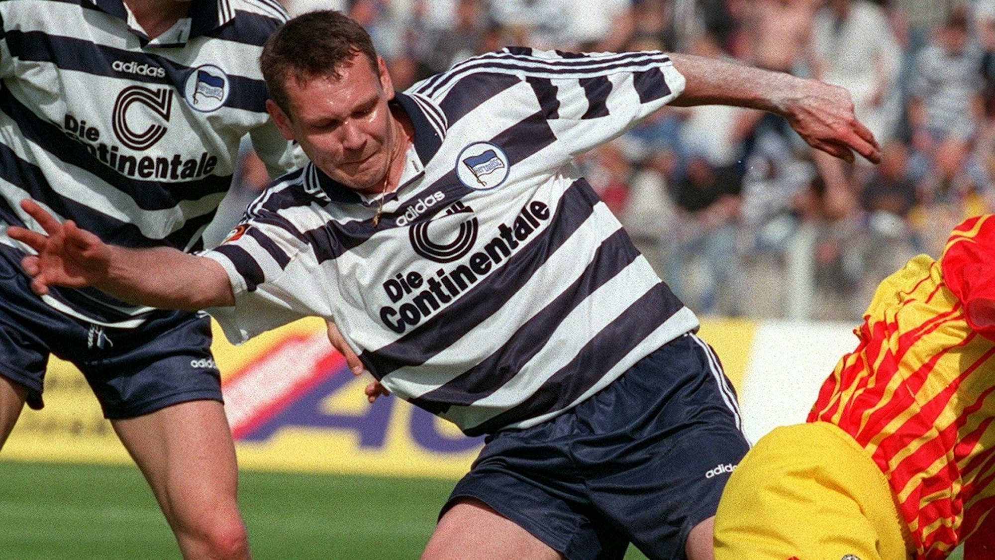 Sergej Mandreko im Zweikampf mit Alexander Popowitsch beim Spiel zwischen Hertha BSC und dem MSV Duisburg.