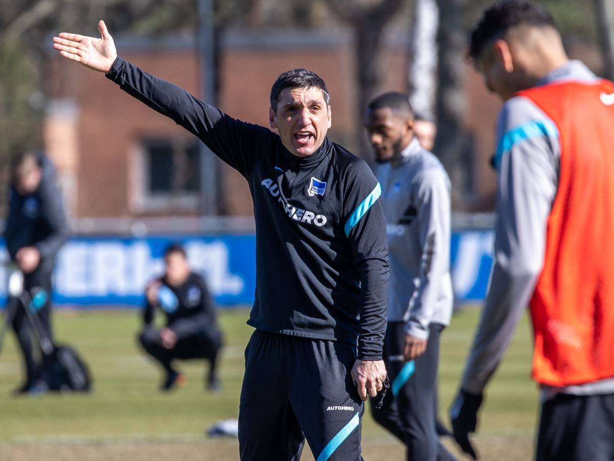Trainer Tayfun Korkut leitet die Spieler an beim Training