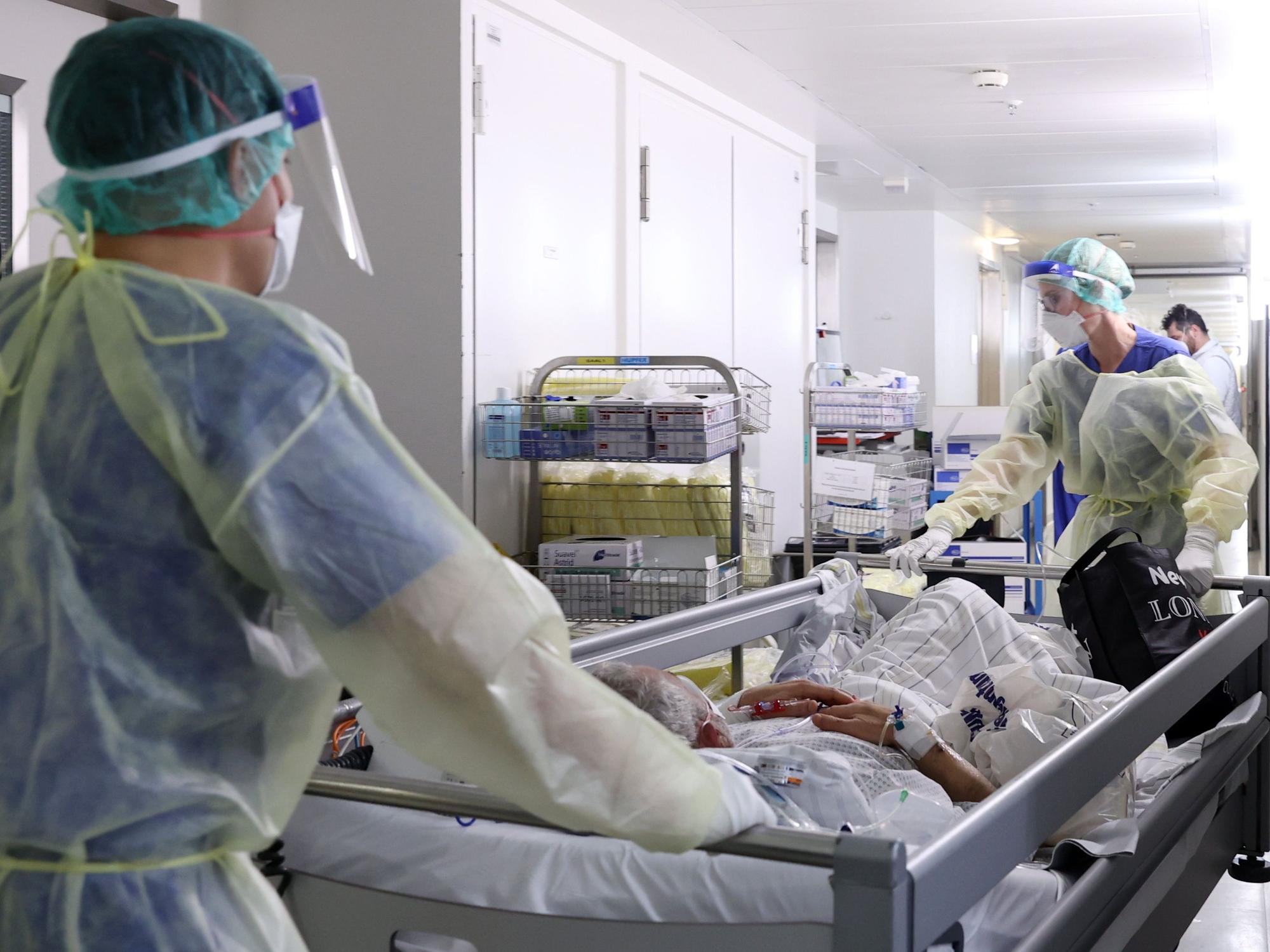 Mehrere hundert Mitarbeiter und Mitarbeiterinnen der Uniklinik Köln haben sich mit Corona infiziert. Das Foto der Uniklinik-Intensivstation wurde am 3. Dezember 2021 aufgenommen.