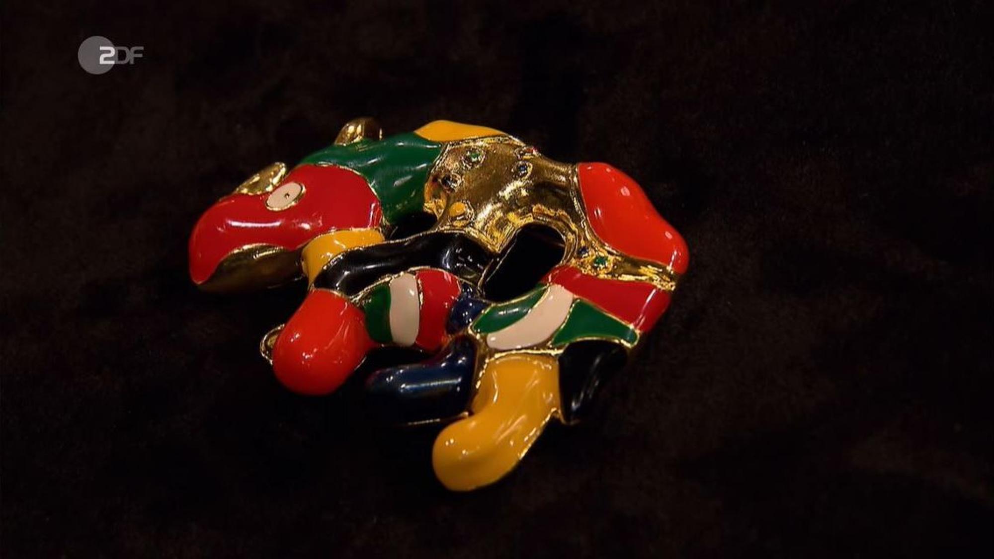 Bares für Rares (ZDF, 08.03.2022)
Esther König verkauft einen Brosche von Niki de Saint Phalle und macht damit Mega-Gewinn.