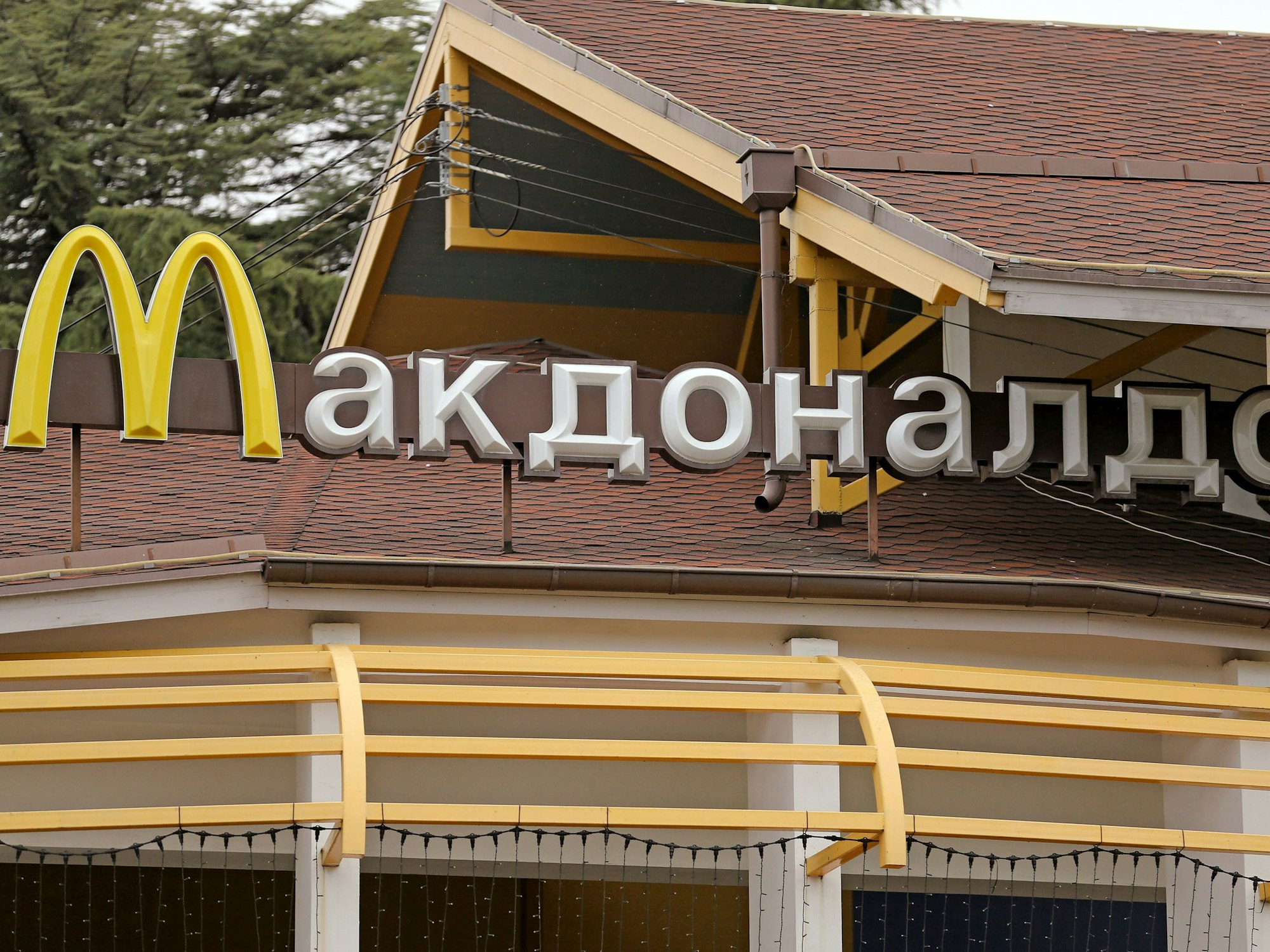 Mit kyrillischen Buchstaben steht „McDonalds“ über einer Filiale der amerikanischen Fastfood-Kette McDonalds in Sotschi.