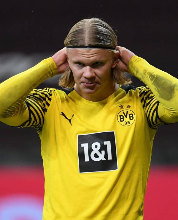 Erling Haaland richtet sich im Spiel von Borussia Dortmund bei Eintracht Frankfurt die Haare.