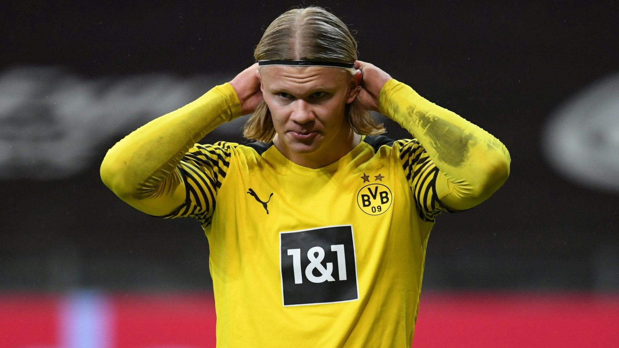Erling Haaland richtet sich im Spiel von Borussia Dortmund bei Eintracht Frankfurt die Haare.