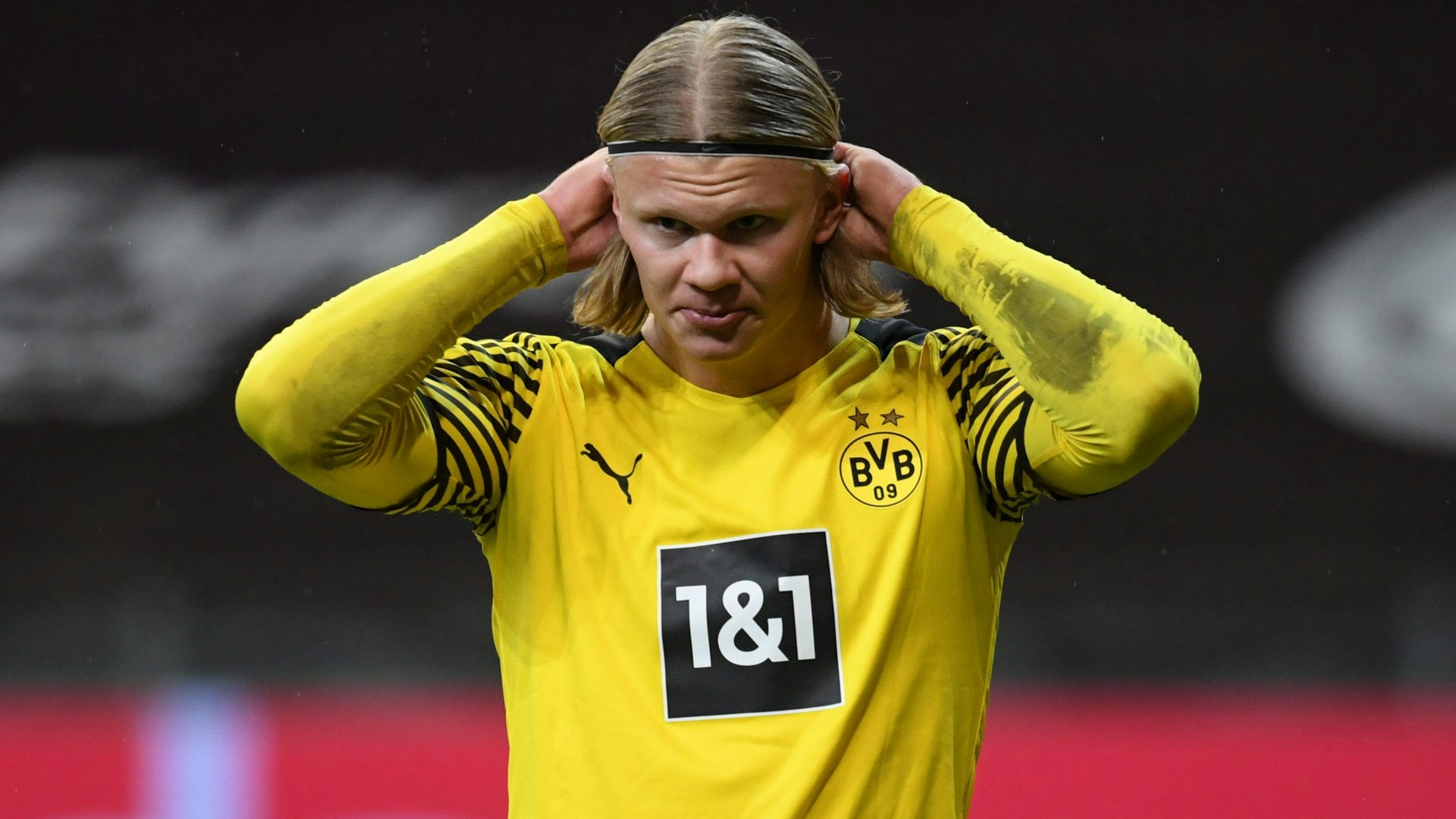 Erling Haaland richtet sich im Spiel von Borussia Dortmund bei Eintracht Frankfurt die Haare.