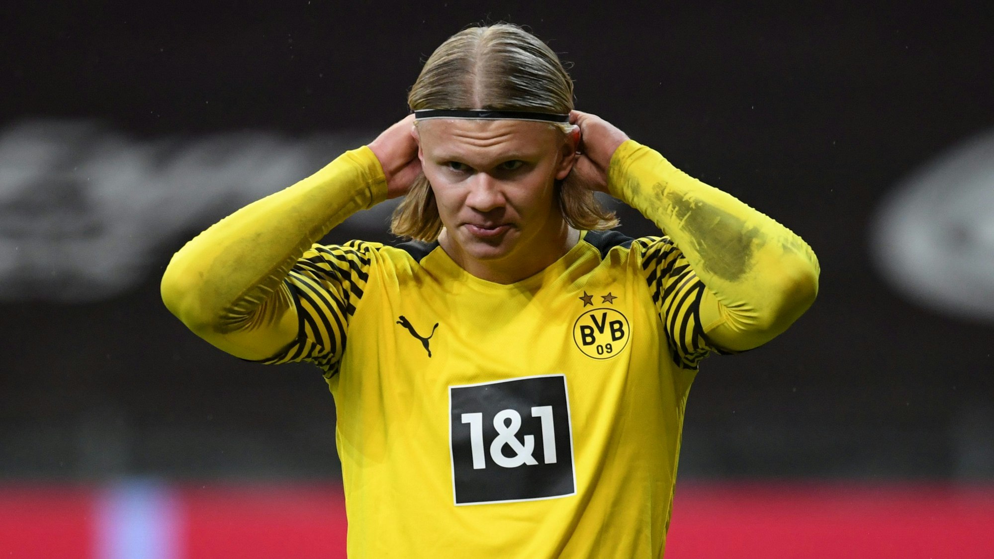 Erling Haaland richtet sich im Spiel von Borussia Dortmund bei Eintracht Frankfurt die Haare.