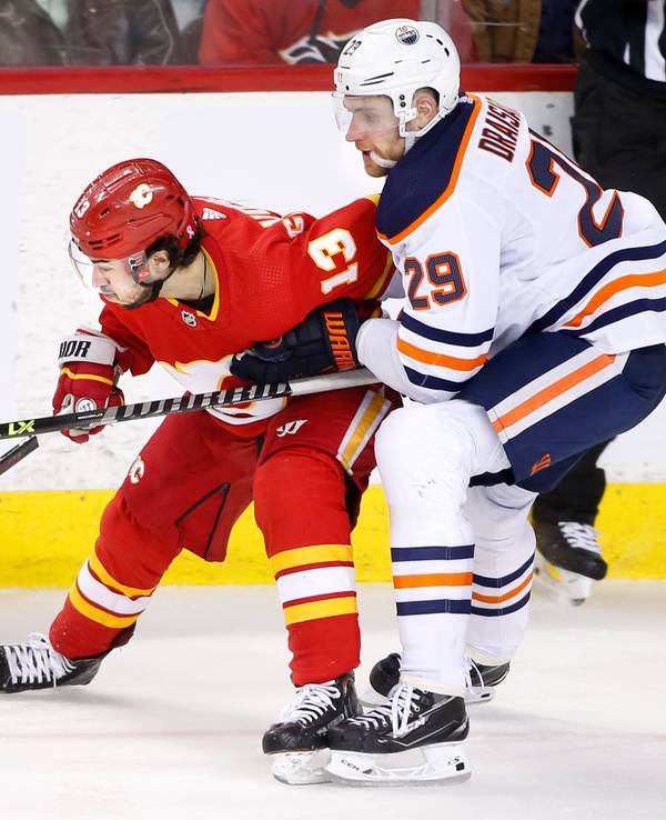 Leon Draisaitl (rechts) und Johnny Gaudreau im Zweikampf um den Puck.