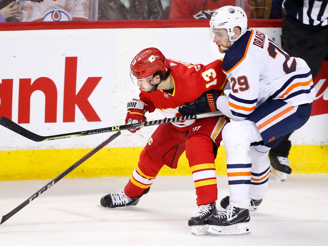 Leon Draisaitl (rechts) und Johnny Gaudreau im Zweikampf um den Puck.
