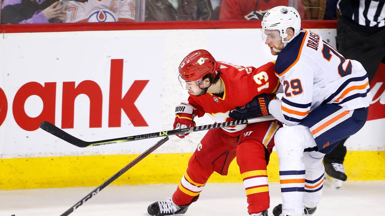 Leon Draisaitl (rechts) und Johnny Gaudreau im Zweikampf um den Puck.
