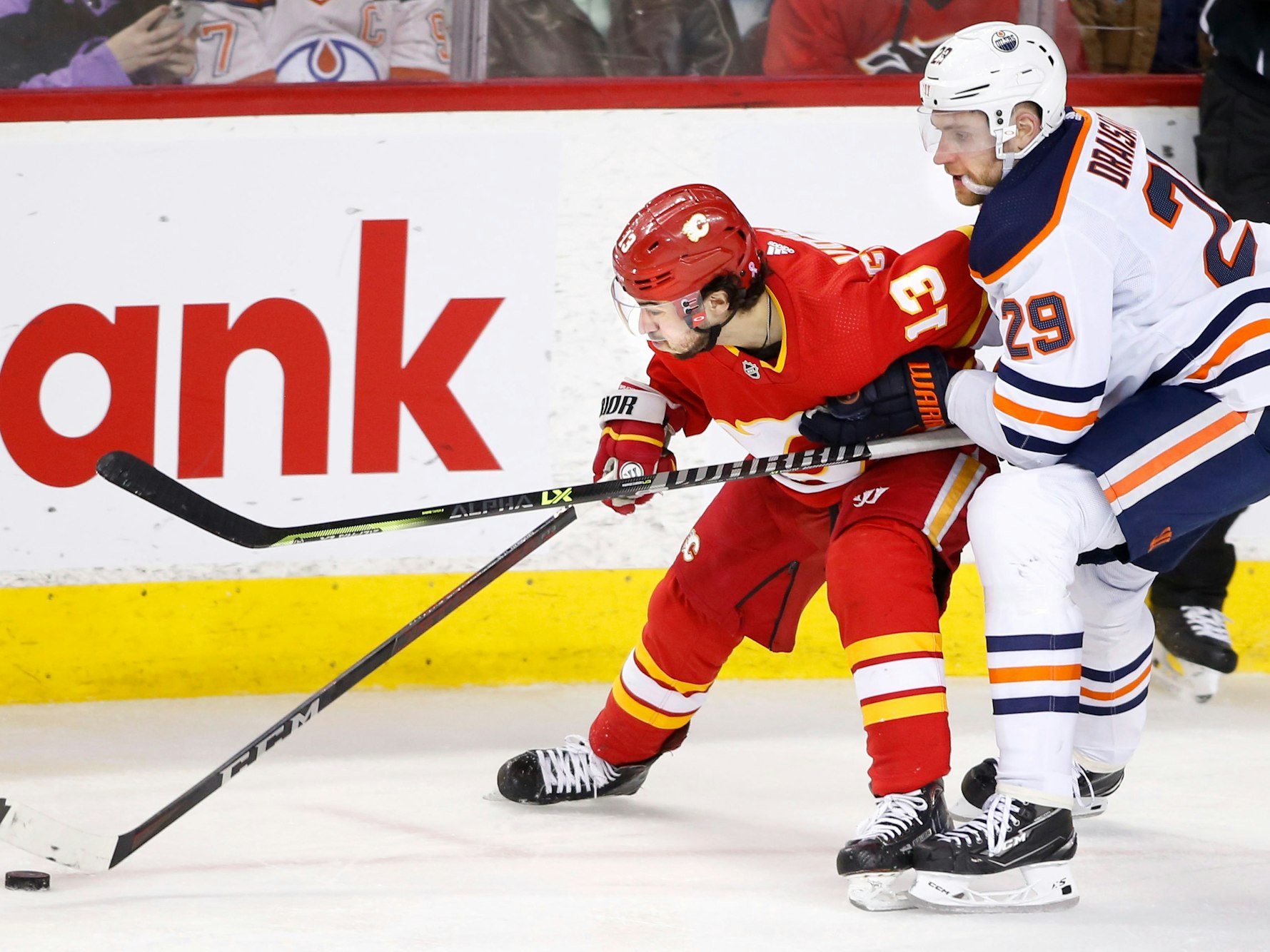 Leon Draisaitl (rechts) und Johnny Gaudreau im Zweikampf um den Puck.