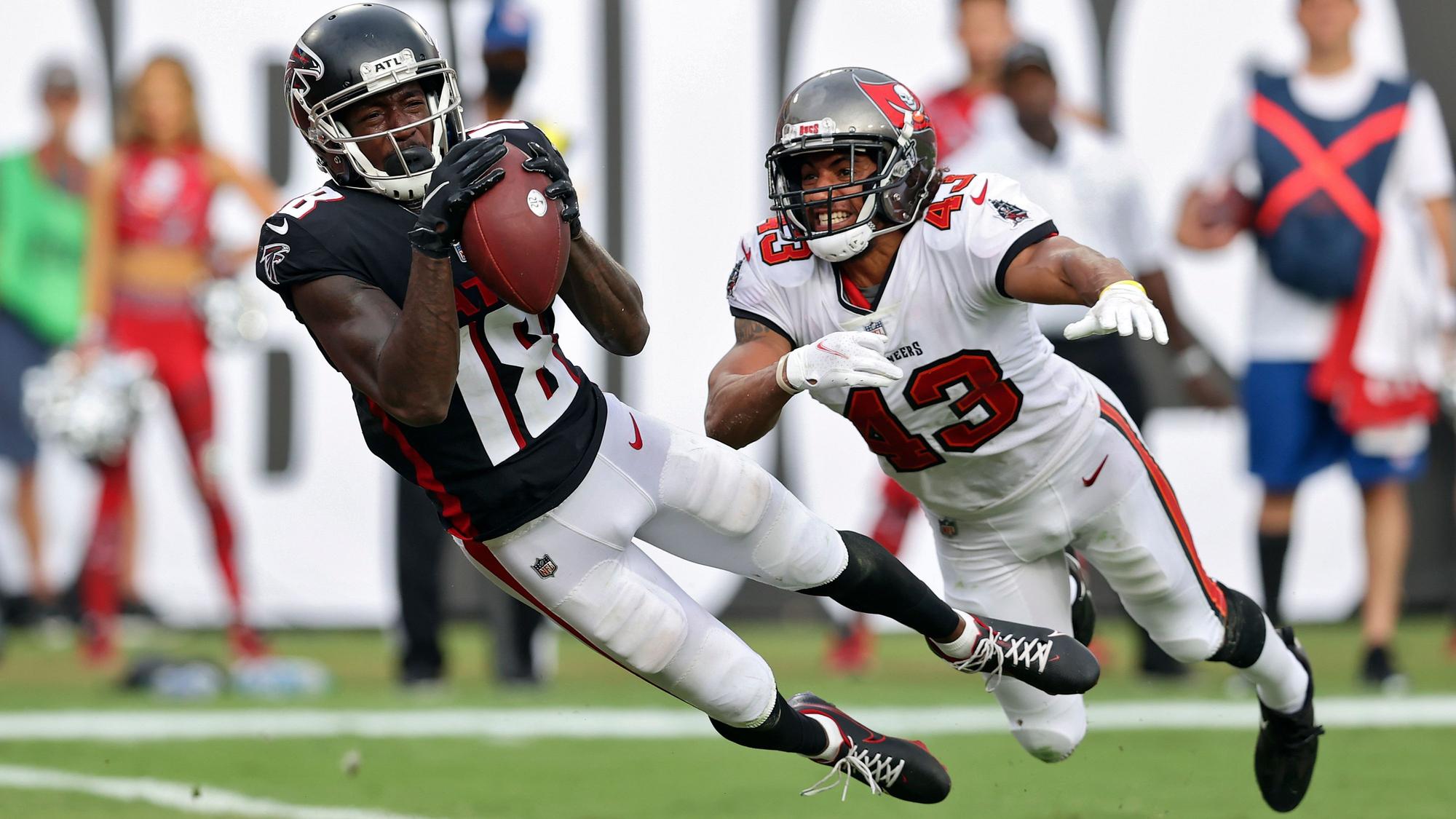 Calvin Ridley (links) fängt den Ball vor Ross Cockrell.